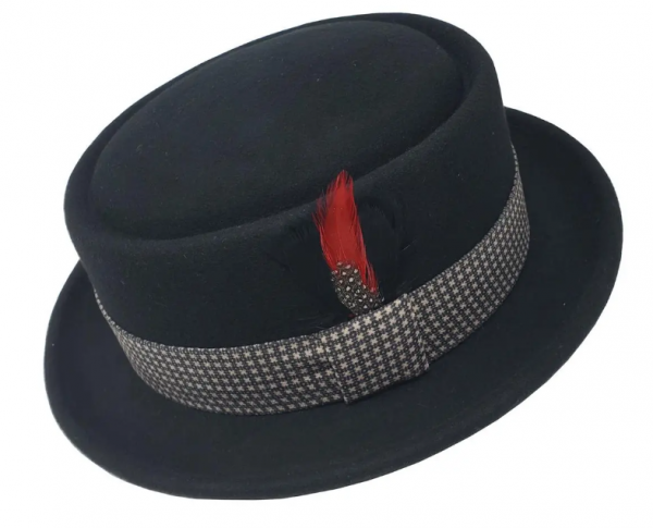 Topi Pork Pie yang memberikan sentuhan retro